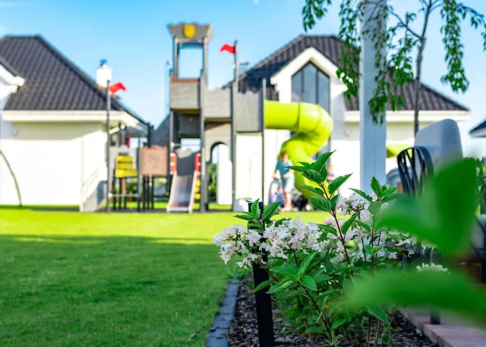Family Resort Ustka - Domki dwupoziomowe z basenem